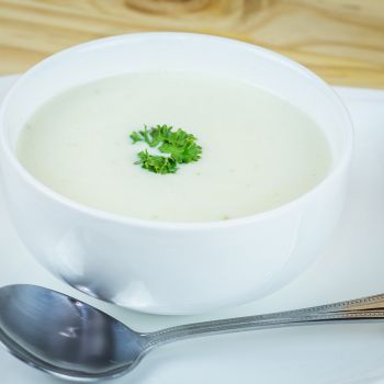 Κρεμώδης σούπα με γλυκοπατάτες, πράσα και θυμάρι 