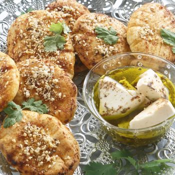 Πικάντικα κυπριακά πιτάκια με μαριναρισμένα τυράκια