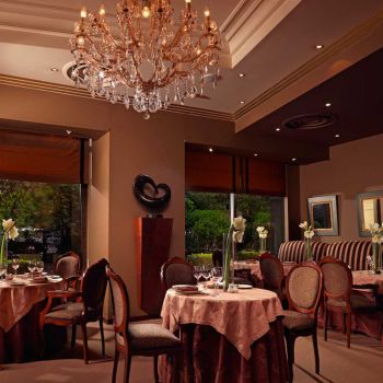 Brown’s Bar Restaurant - Divani Caravel Hotel