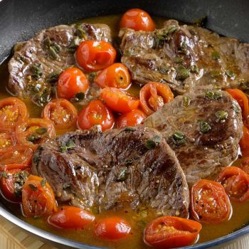 Carne alla pizzaiola  (λεπτές μoσχαρίσιες μπριζόλες με σάλτσα από ντοματίνια και κρασί)