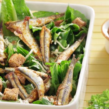 Caesar salad µε τραγανές σαρδέλες στο φούρνο χωρίς λάδι
