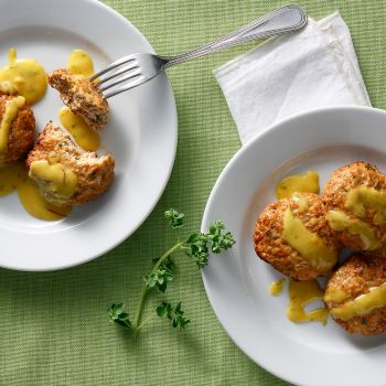Μπιφτέκια κοτόπουλου με κριθαρένιο παξιμάδι και σάλτσα μουστάρδας