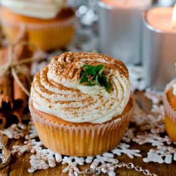 Cup cakes με κρέμα αρωματισμένη με «γλυκά» μπαχαρικά