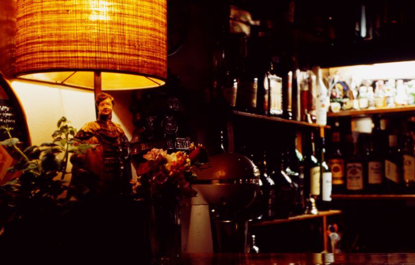 Μια «ζεστή» γωνιά του μπαρ. ο χώρος δεν έχει αλλάξει από το 1958 που άνοιξε.