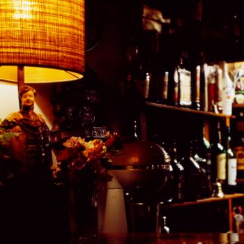 Μια «ζεστή» γωνιά του μπαρ. ο χώρος δεν έχει αλλάξει από το 1958 που άνοιξε.