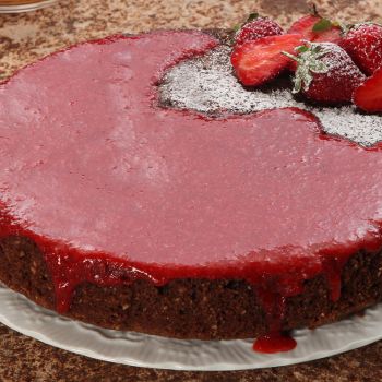 Αμυγδαλένιο κέικ σοκολάτα με φράουλες