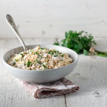 Καστανό ρύζι με σάλτσα γιαουρτιού,  μυρωδικών και ξύσμα λεμονιού