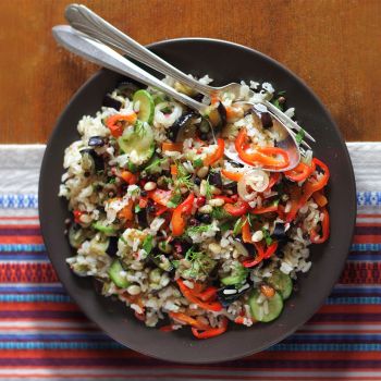Σαλάτα με καστανό ρύζι και λαχανικά 