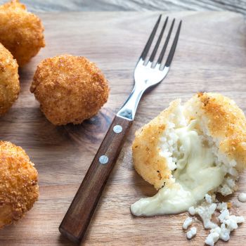 Arancini (κροκέτες ρυζιού με ρύζι και παρμεζάνα)