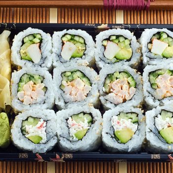Sushi rolls με αβοκάντο, καβούρι και ρύζι