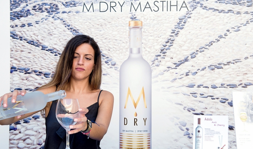 Ένα απ’ τα ποτά της βραδιάς, η μαστίχα Μ-dry, της βραβευμένης από τον «Γαστρονόμο» ποτοποιίας «Ισίδωρος Αρβανίτης Α.Ε.»
