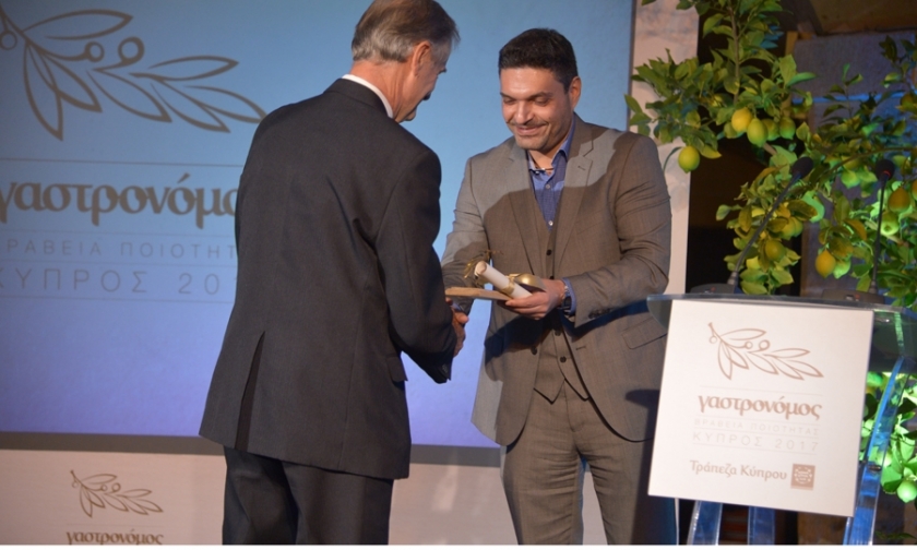 Ο Υπουργός Εσωτερικών Κωνσταντίνος Πετρίδης, παραδίδει το βραβείο Εξαιρετικής Ποιότητας στον Dominique Micheletto για το μέλι που παράγει