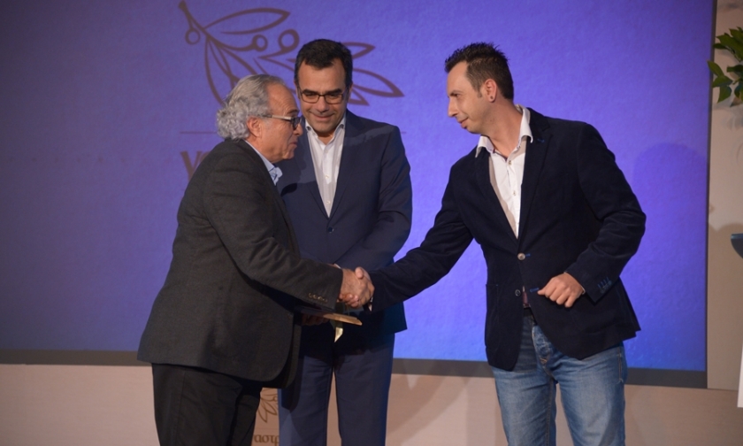 Ο Κώστας Τσιάκκας παραλαμβάνει το βραβείο Ποτού για ερυθρό κρασί με τη Βαμβακάδα που παράγει, από τον Δήμαρχο Λευκωσίας Κ. Γιωργκάτζη και τον σομελιέ Μ. Κωνταντινίδη