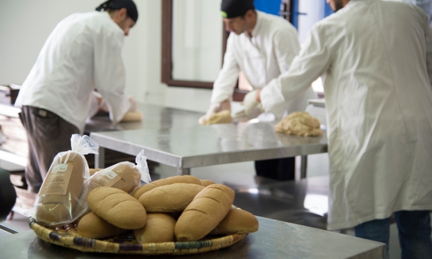 Το ψωμί ζυμώνεται στο εργαστήριο της κοινότητας στο Φιλάνι