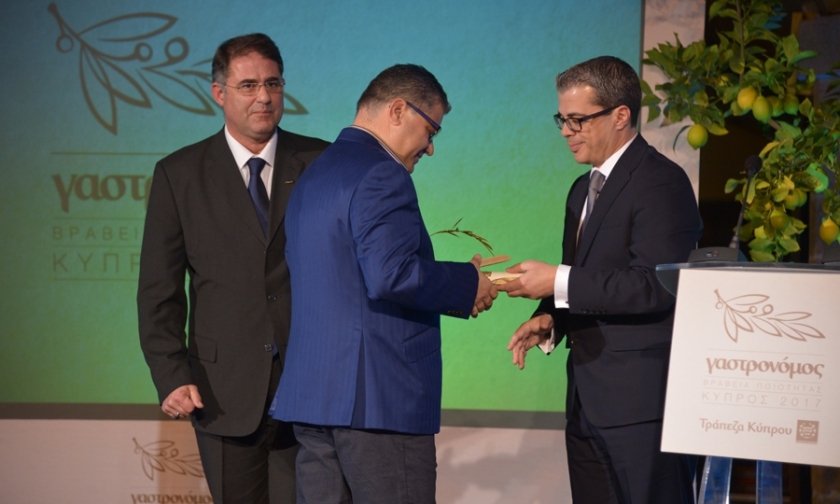 Ο διευθύνων σύμβουλος της εταιρείας, Χαράλαμπος Παναγιώτου παραλαμβάνει το βραβείο από τον γενικό διευθυντή των υπεραγωγών Σκλαβενίτη, Μιχάλη Παναγίδη, και τον πρόεδρο της Cobalt Γρηγόρη Διάκου