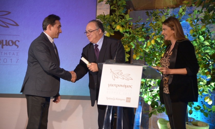 Ο κ. Μπονάτσος παραλαμβάνει το βραβείο από τον Ανδρέα Παράσχος διευθυντή της «Κ»  και τη Δάφνη Προδρόμου της Τρ. Κύπρου 
