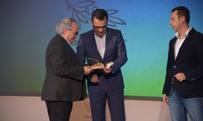 Ο Δήμαρχος Λευκωσίας Κωνσταντίνος Γιωρκάτζης και ο σομελιέ Μάριος Κωνσταντινίδης, παραδίδουν στον Κώστα Τσιάκκα το βραβείο 