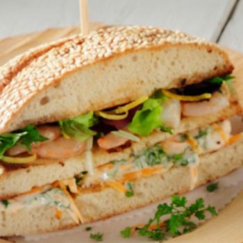 Τρίπατο σάντουιτς με μαριναρισμένες γαρίδες, καροτο και ταραμοσαλατα