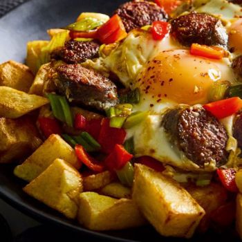 Τηγανιά με λουκάνικο, πατάτες και αυγά