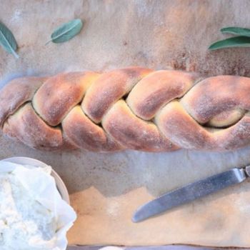 Ιταλική πλεξούδα ψωμιού με ρικότα και φασκόμηλο
