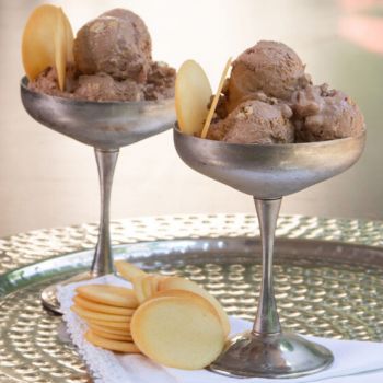 Εύκολο σοκολατένιο παγωτό με μπισκότα «γλώσσες»