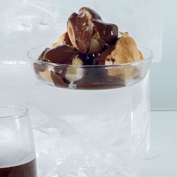 Προφιτερόλ με παγωτό και ζεστή σος σοκολάτας