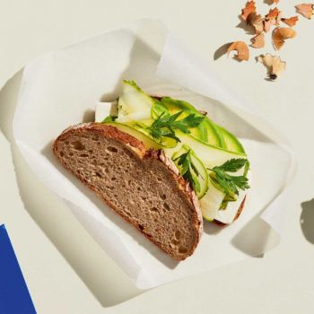 Σάντουιτς με ωμά κολοκυθάκια, μαλακή φέτα και αβοκάντο Κρήτης