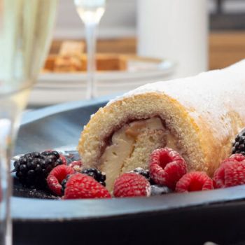 Swiss roll γεμιστό με κρέμα και μαρμελάδα φράουλα