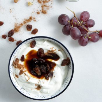 Γιαούρτι με σταφύλια και καρύδια