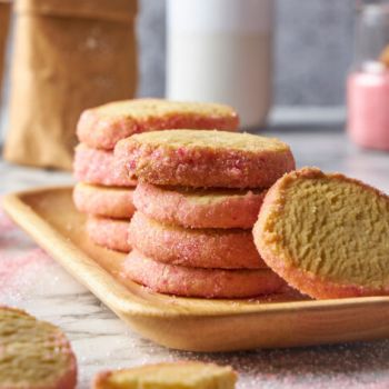 Μπισκότα βουτύρου καλυμμένα με ροζ ζάχαρη