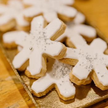 Χριστουγεννιάτικα μπισκότα αστέρια με αμύγδαλα και γλάσο