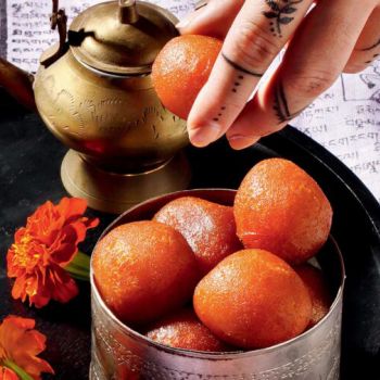 Gulab jamun (ινδικοί λουκουμάδες με ροδόνερο)