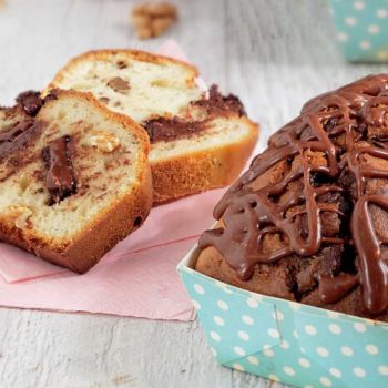 Κέικ με κομμάτια σοκολάτας, καρύδια και γλάσο από μερέντα
