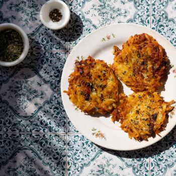 Τηγανίτες πατάτας (latkes) με απάκι και γραβιέρα