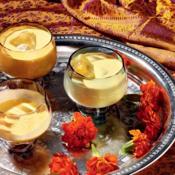 Mango lassi, δροσιστικό ινδικό ρόφημα με μάνγκο και γιαούρτι