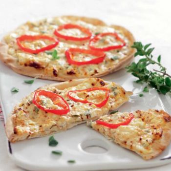 Πίτσα «4 τυριά» με αραβική πίτα ολικής άλεσης