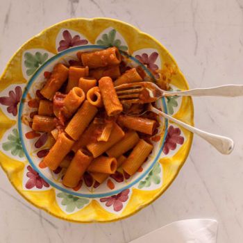 Ζυμαρικά με ντομάτα, κρέμα και καπνιστή πανσέτα (pasta al fumé)