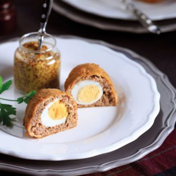 Ρολά γεμιστά με αυγό, πανέ στον φούρνο (Scotch eggs)