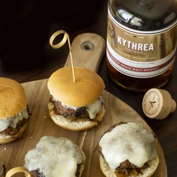 Burgers με Kythrea Single Grain Malt Whiskey, σοκολάτα και κεφαλοτύρι