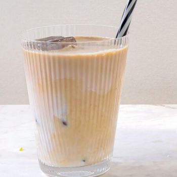 Ισπανικό παγωμένο latte με ζαχαρούχο γάλα