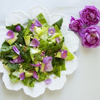 Πράσινη σαλάτα με ροδοπέταλα και dressing με ροδόξυδο