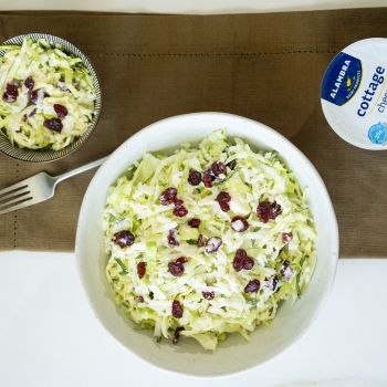 Coleslaw με κραμπί, μήλο, cranberries και cottage cheese