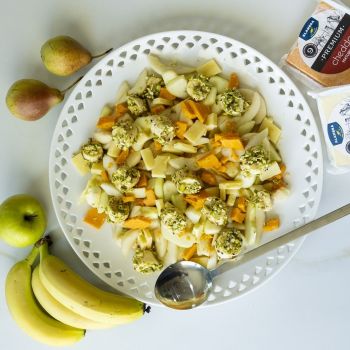 Φρουτοσαλάτα με cheddar & dressing με μαρμελάδα μόσφιλο