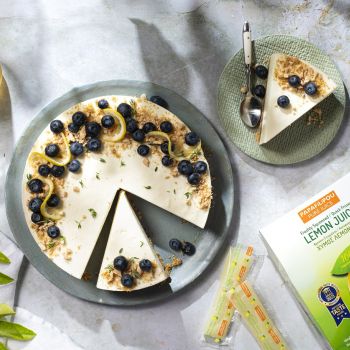 Cheesecake με λεμόνι, καβουρδισμένα αμύγδαλα και μύρτιλλα