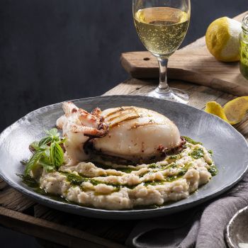 Σουπιές στη σχάρα με πουρέ απο φασόλια και βινεγκρέτ βασιλικού