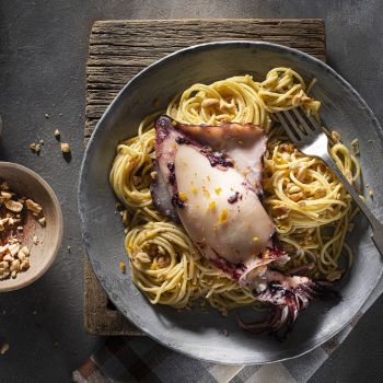 Σπαγγέτι με καλαμάρι, σος ταχίνι με πορτοκάλι και καβουρδισμένα φιστίκια