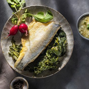 Φιλέτο τσιπούρας ή λαβράκι και ραδίκια με λεμονάτη κρέμα