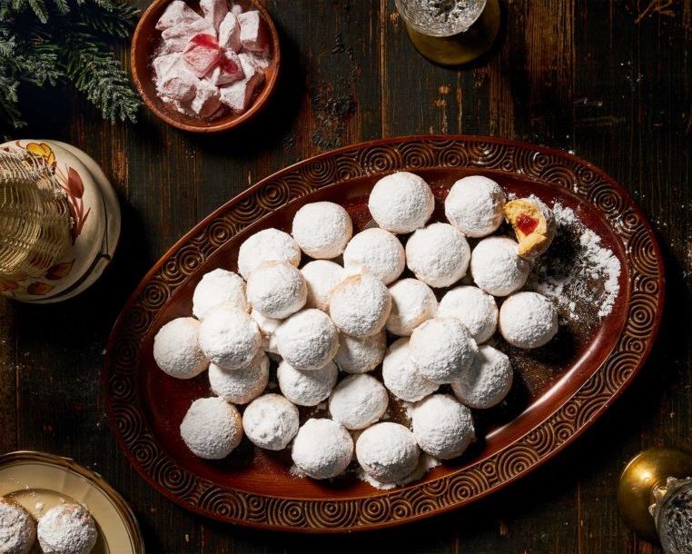 Κουραμπιέδες με γέμιση λουκούμι τριαντάφυλλο