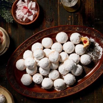 Κουραμπιέδες με γέμιση λουκούμι τριαντάφυλλο