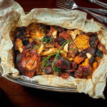 Αρνάκι στη λαδόκολλα ανατολίτικο, με ξερά φρούτα και πετιμέζι ροδιού